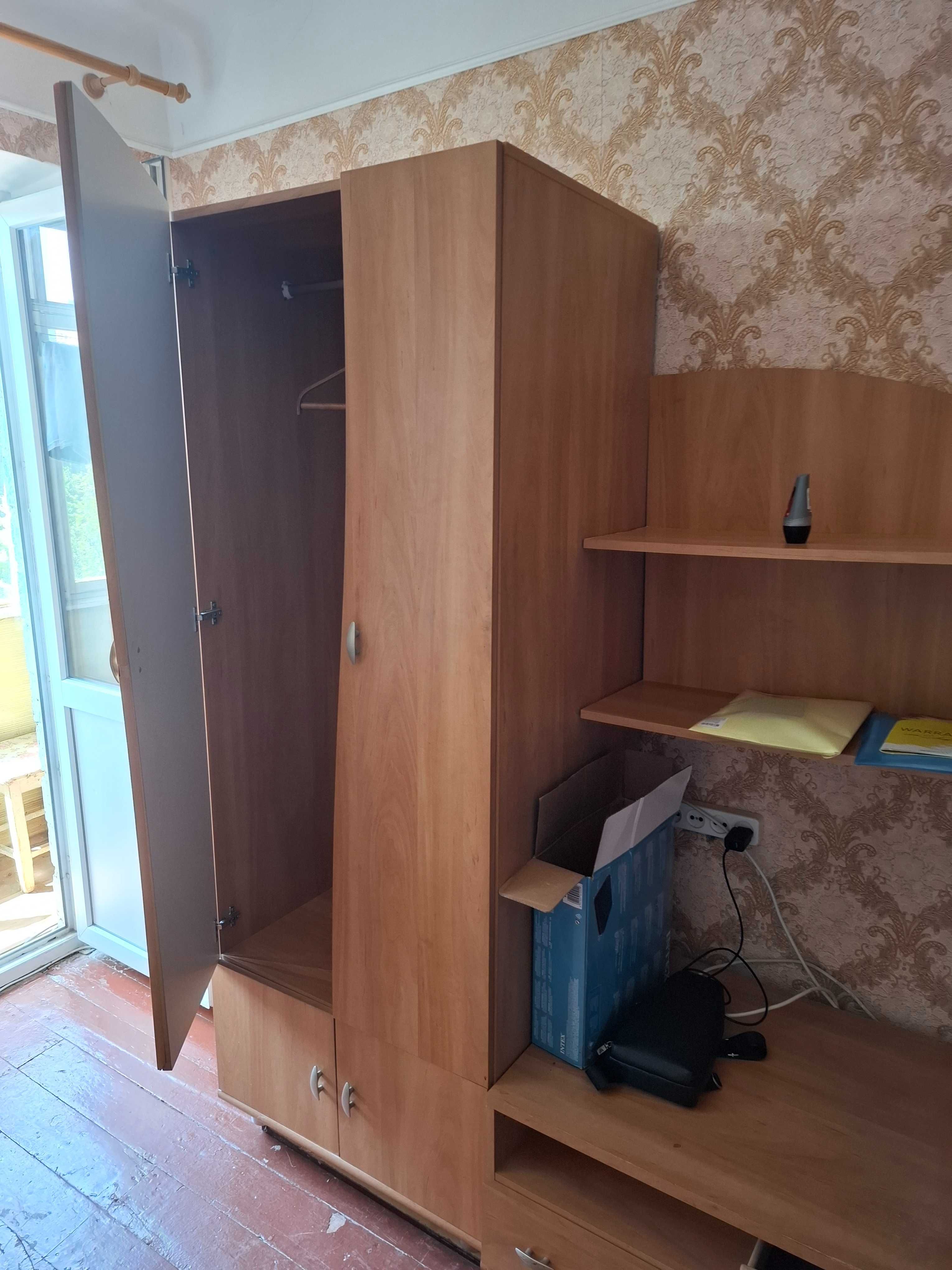 Подарую меблеву стінку і шафу