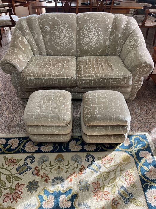 Sofá (com cama) e pufes