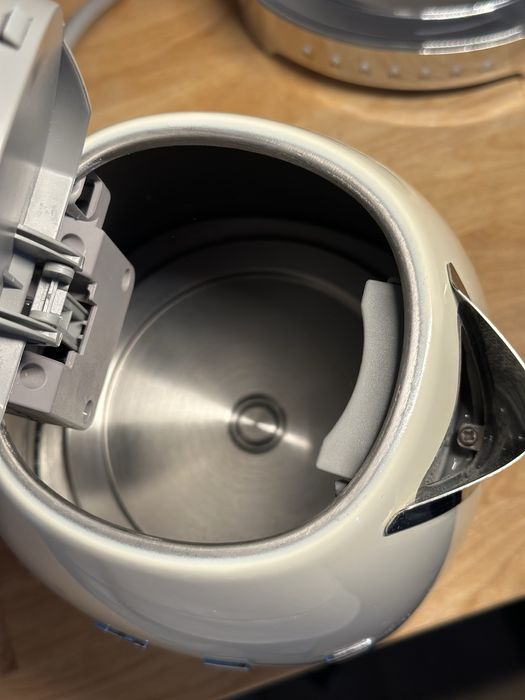 Czajnik Smeg 1,7l KLF04 z regulacą temperatury, kremowy
