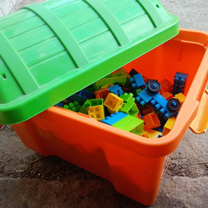 Klocki plastikowe i pojemnik na zabawki