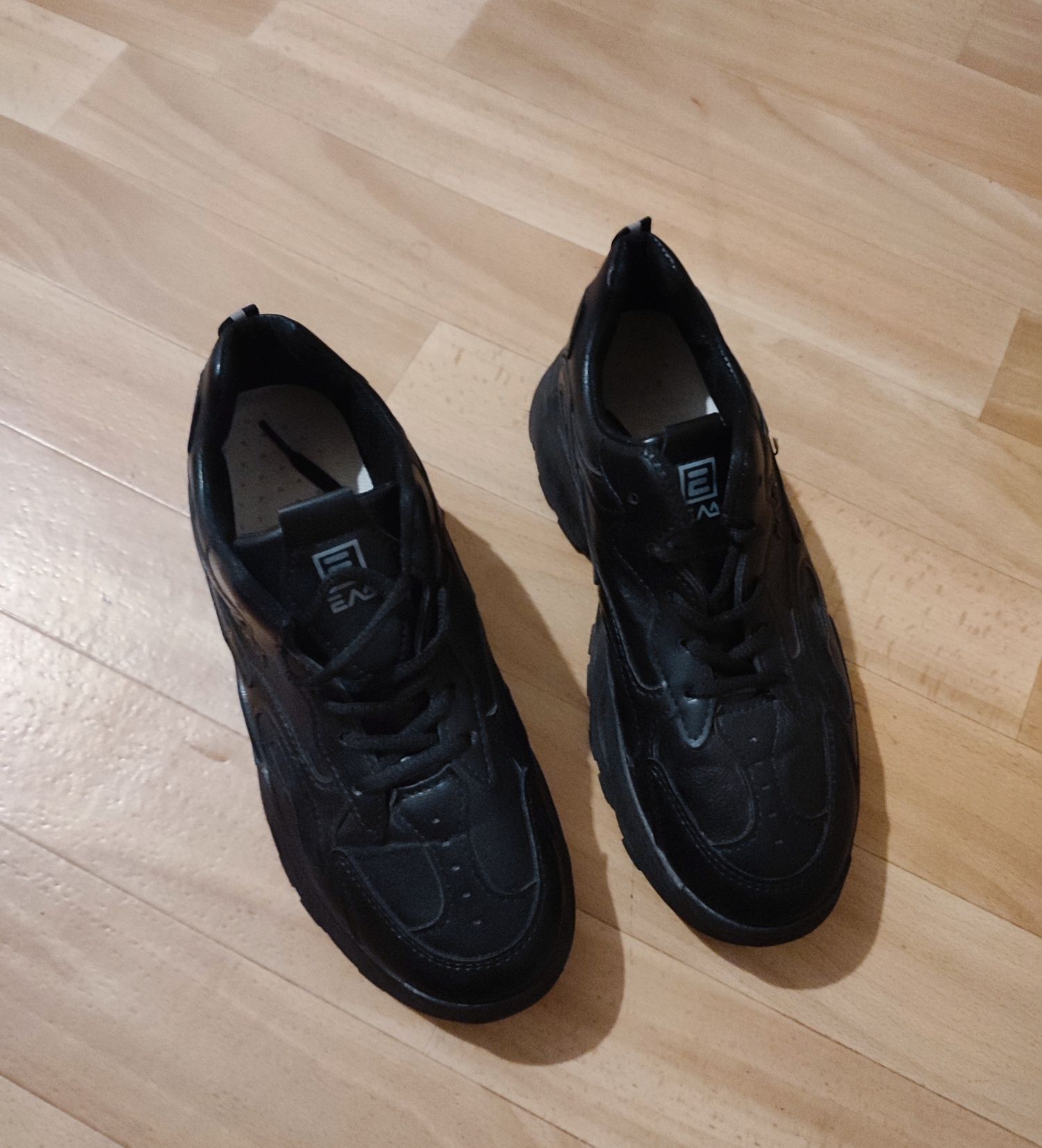 Продам кроссовки женские р 39