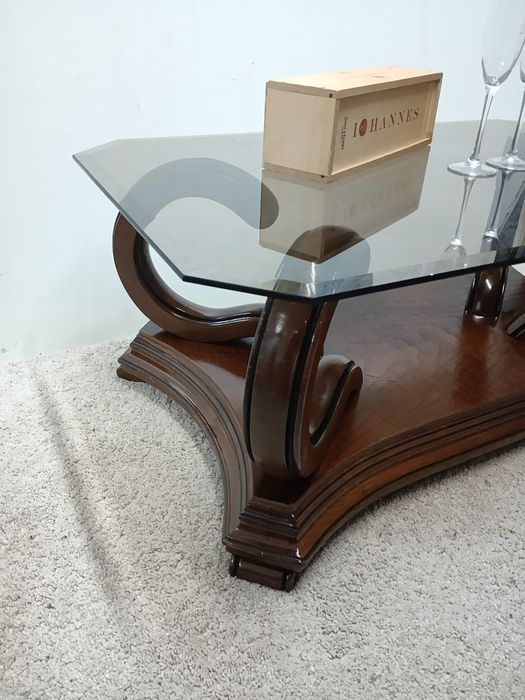 Mesa de centro em madeira de castanho com tampo em vidro . 
Medidas: 9