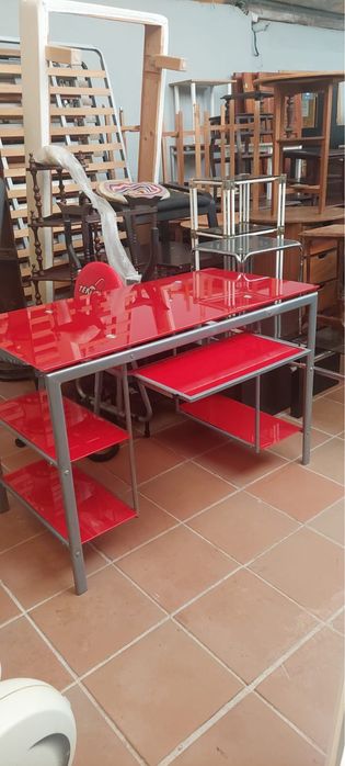 Secretária em vidro vermelha