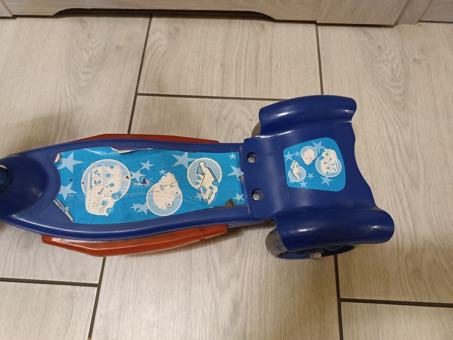 Trójkołowa hulajnoga dla małych dzieci, gra i świeci