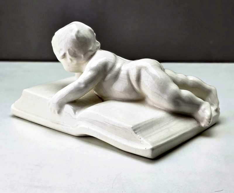 Ceramiczna figurka Mały czytelnik  Bechyně - Czechosłowacja lata 60