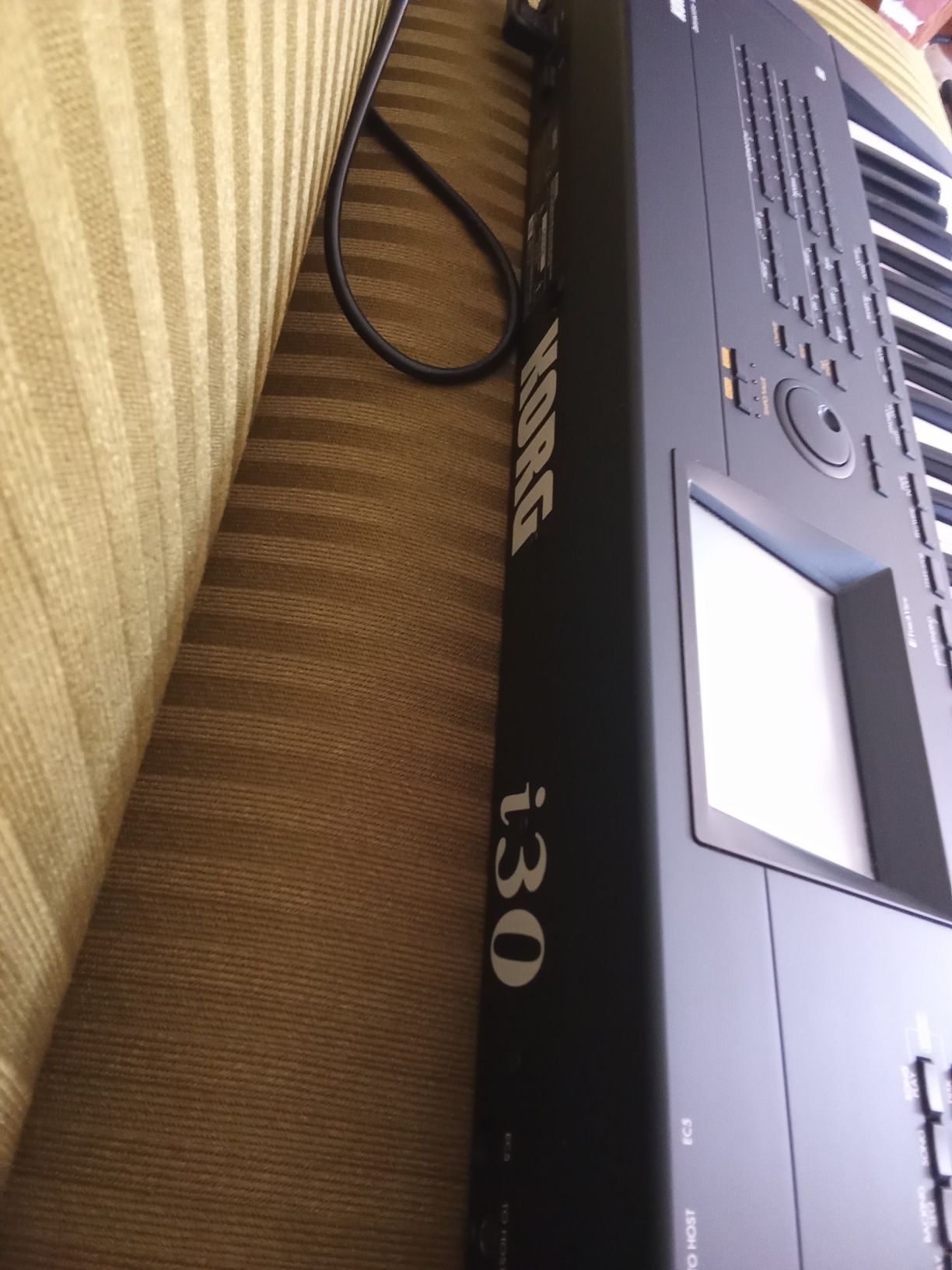 Korg i30 HD SYNTEZATOR KEYBOARD stan idealny