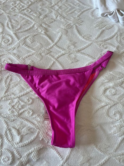 Cueca de bikini rosa choque