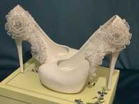 Красивые белые туфли,свадебные