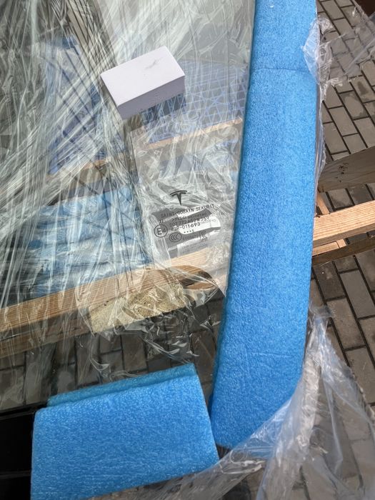 Скло водійське двері подвійне на tesla model Y нове Оригінал