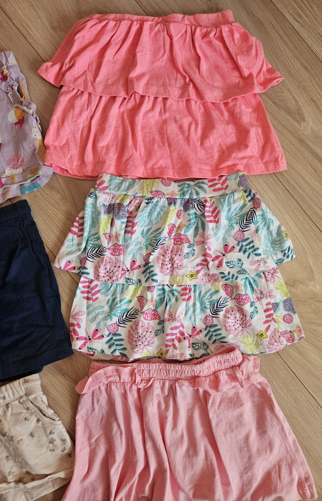 Krótkie spodenki 6szt i spódniczki 3szt, roz.122 Sinsay,H&M
