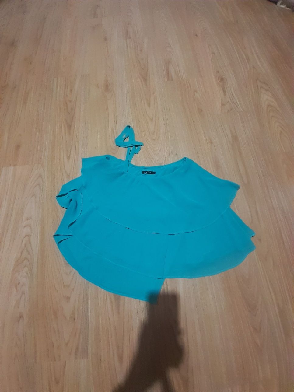 Blusa assimétrica azul turquesa da marca Zumbi,