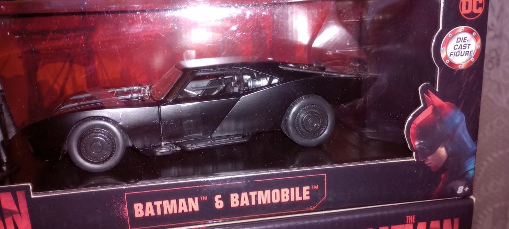 Model Jada Batmobile z figurą Batmana DC Nowy skala  1:24