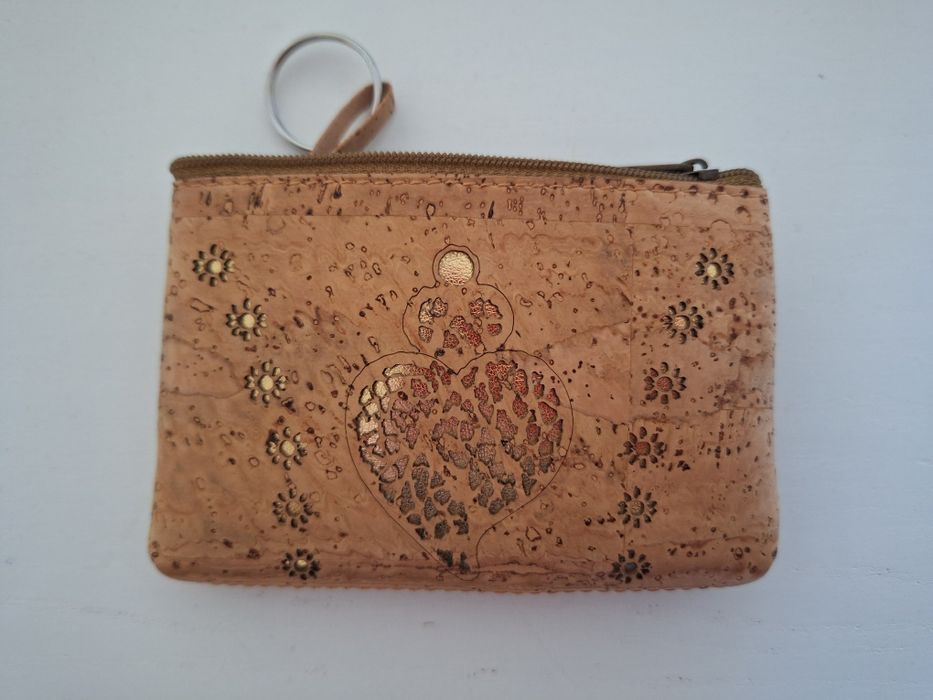 Vende-se porta moeda em cortiça, novo.

Entrega em mão no Castêl