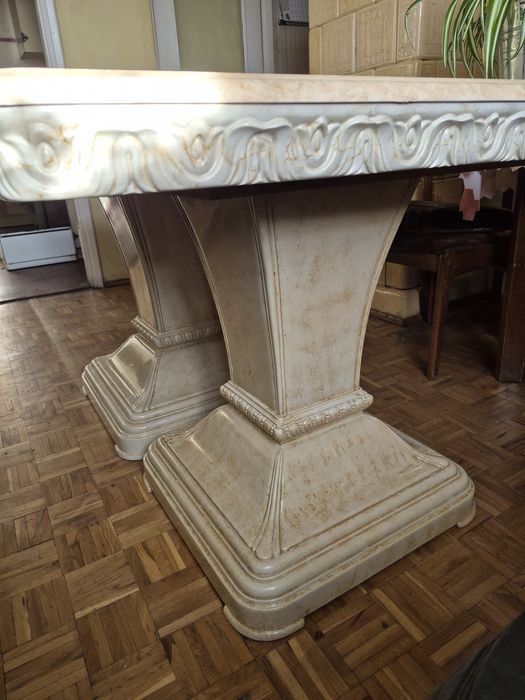 Skórzane ciemnozielone sofa i fotele oraz stół