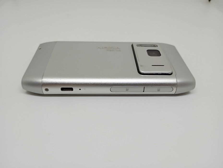 Srebrna Nokia N8 z oryginalnym ETUI (Transmiter FM, Optyka Carl Zeiss)