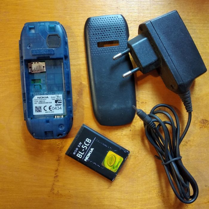 Телефон и зарядное устройство