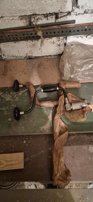 Wiertarki ręczne zapakowane w papier