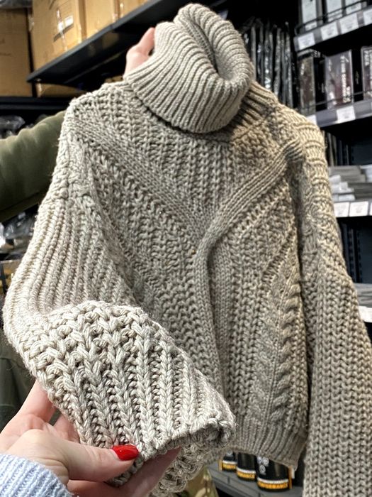 Кофта в'язана на розмір S-M вкорочена