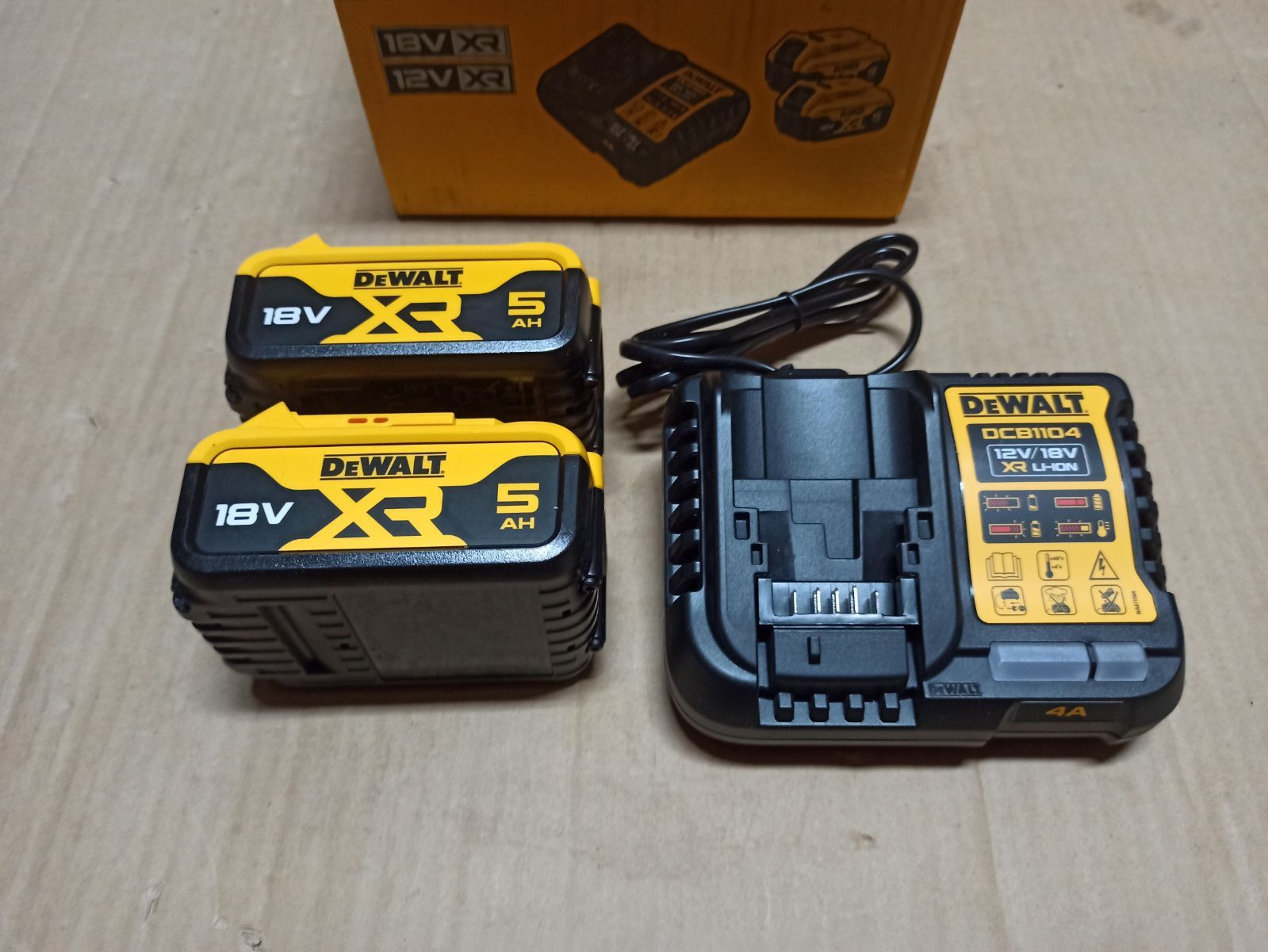 Zestaw DeWalt 2 Baterie 5.0ah 18v 2023 + ładowarka DCB1104 NOWE