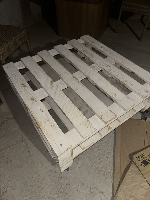 Журнальний стіл з піддонів на колесах