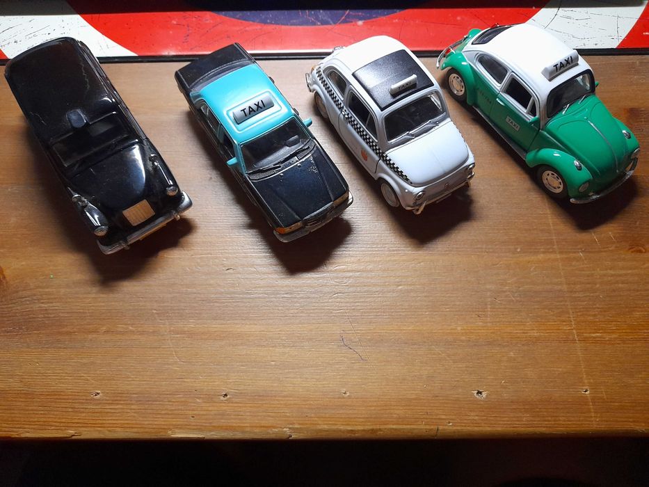 Pack  10 táxis  miniatura 12cm em metal em bom estado, várias cidades.