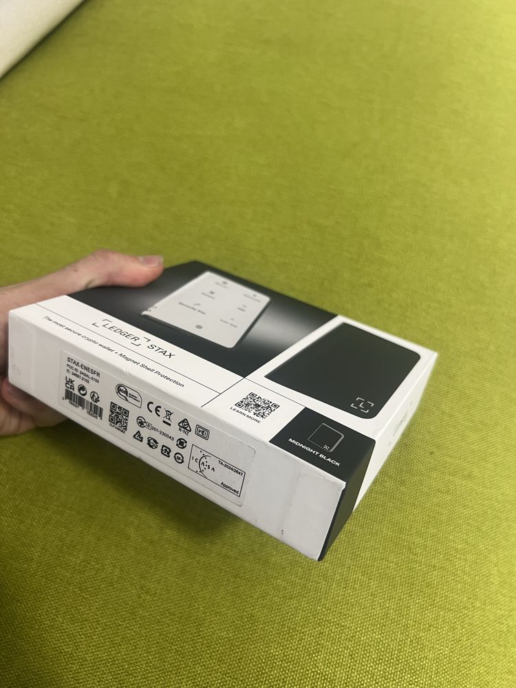 холодний гаманець Ledger Stax