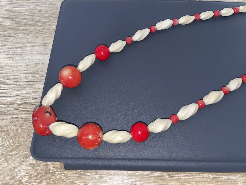 Colar de coral e material nobre