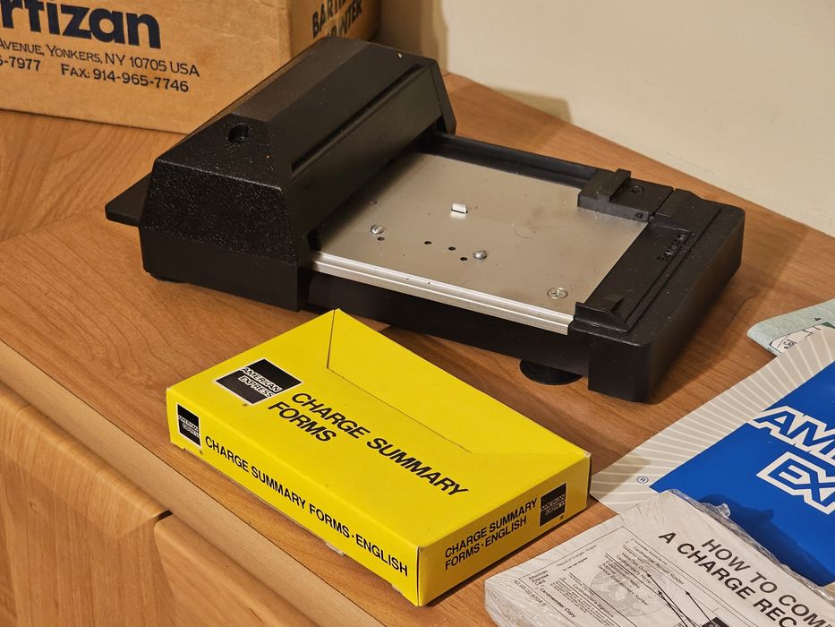 Bartizan CM2030 drukarka do kart kredytowych American Express  vintage
