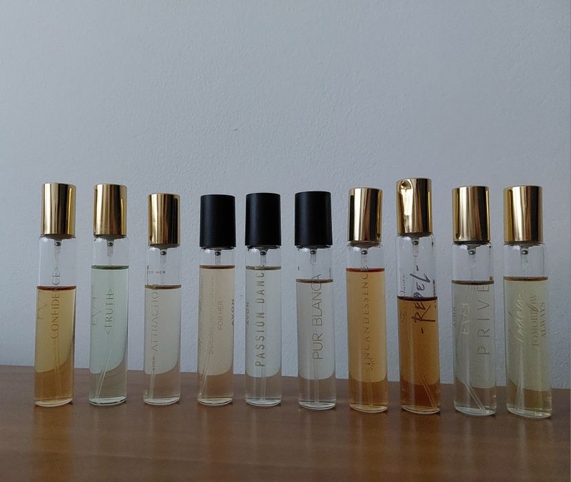 Zestaw 10  perfumetek po 10 ml zapachy AVON