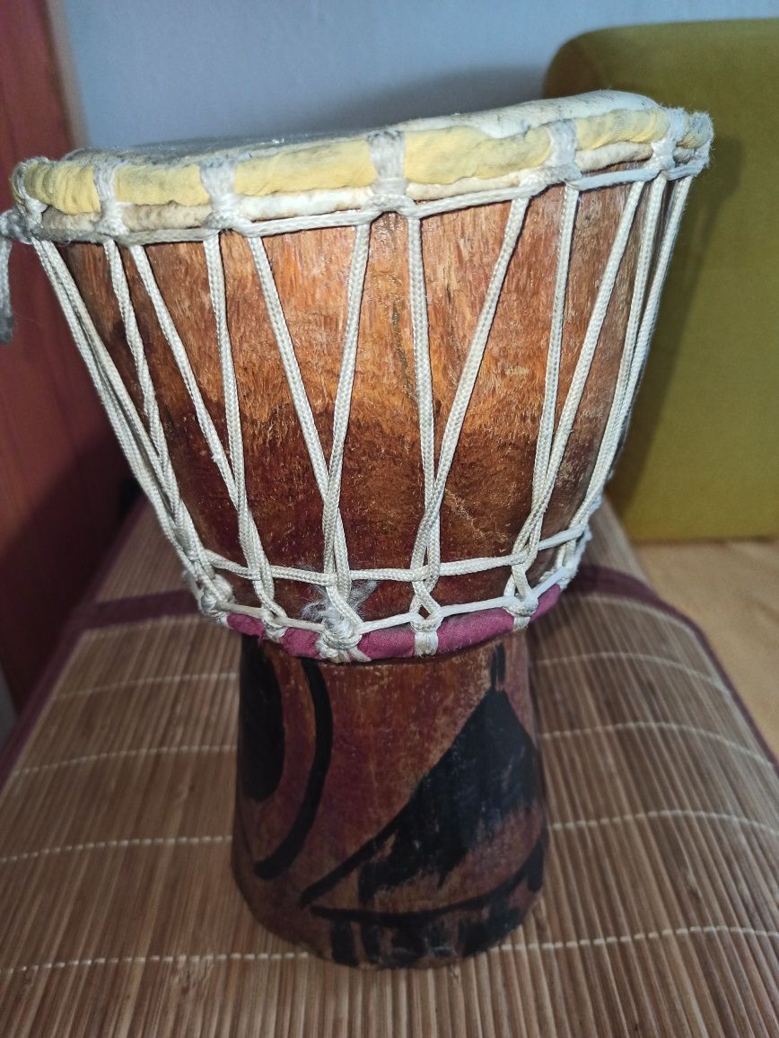 Instrument muzyczny djembe