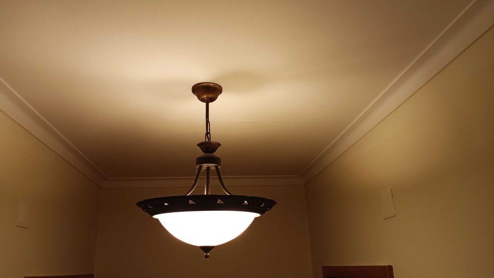 Candeeiros suspensos de estilo clássico em aço e latão envelhecido