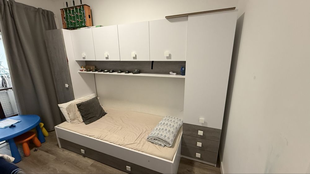 Cama com roupeiro em excelente estado.