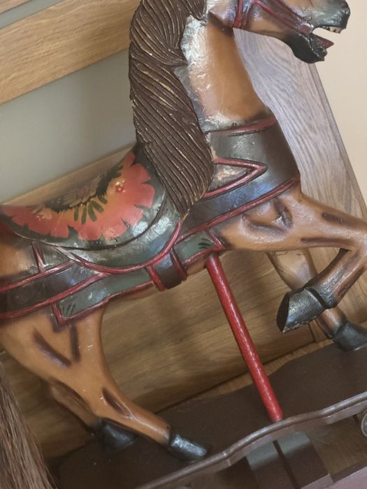 Kon drewniany na noegunach