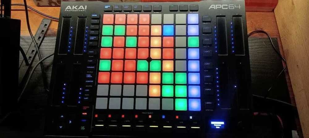 O Akai APC64  controlador MIDI e sequenciador interno de 8 pistas etc.