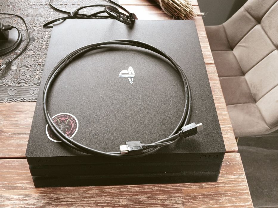 Konsola PS4 pro 1T, gry i stojak do ładowania