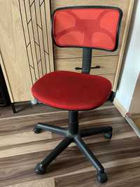 Czerwone krzesło obrotowe
