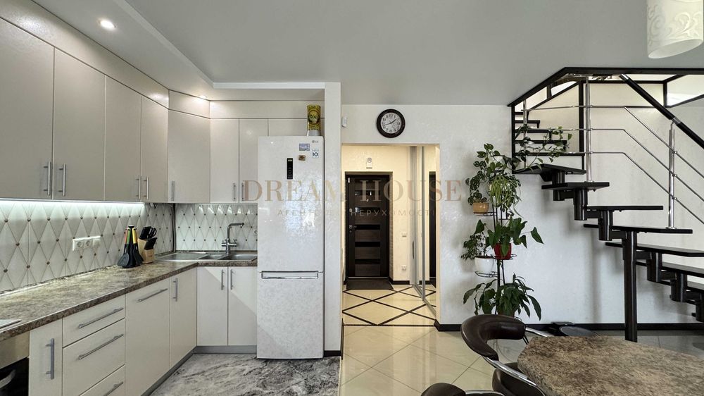 Трьохкімнатна квартира з ремонтом у Гранд Виллас. Газове опалення