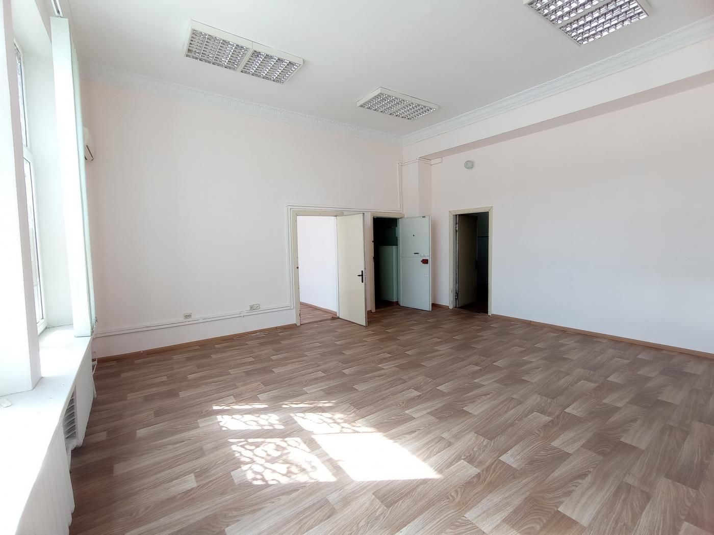 Продаж офісного приміщення по вул. Олександрівській - 883 кв.м.