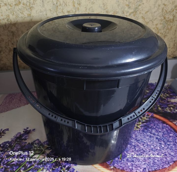 Пластиковое ведро с крышкой