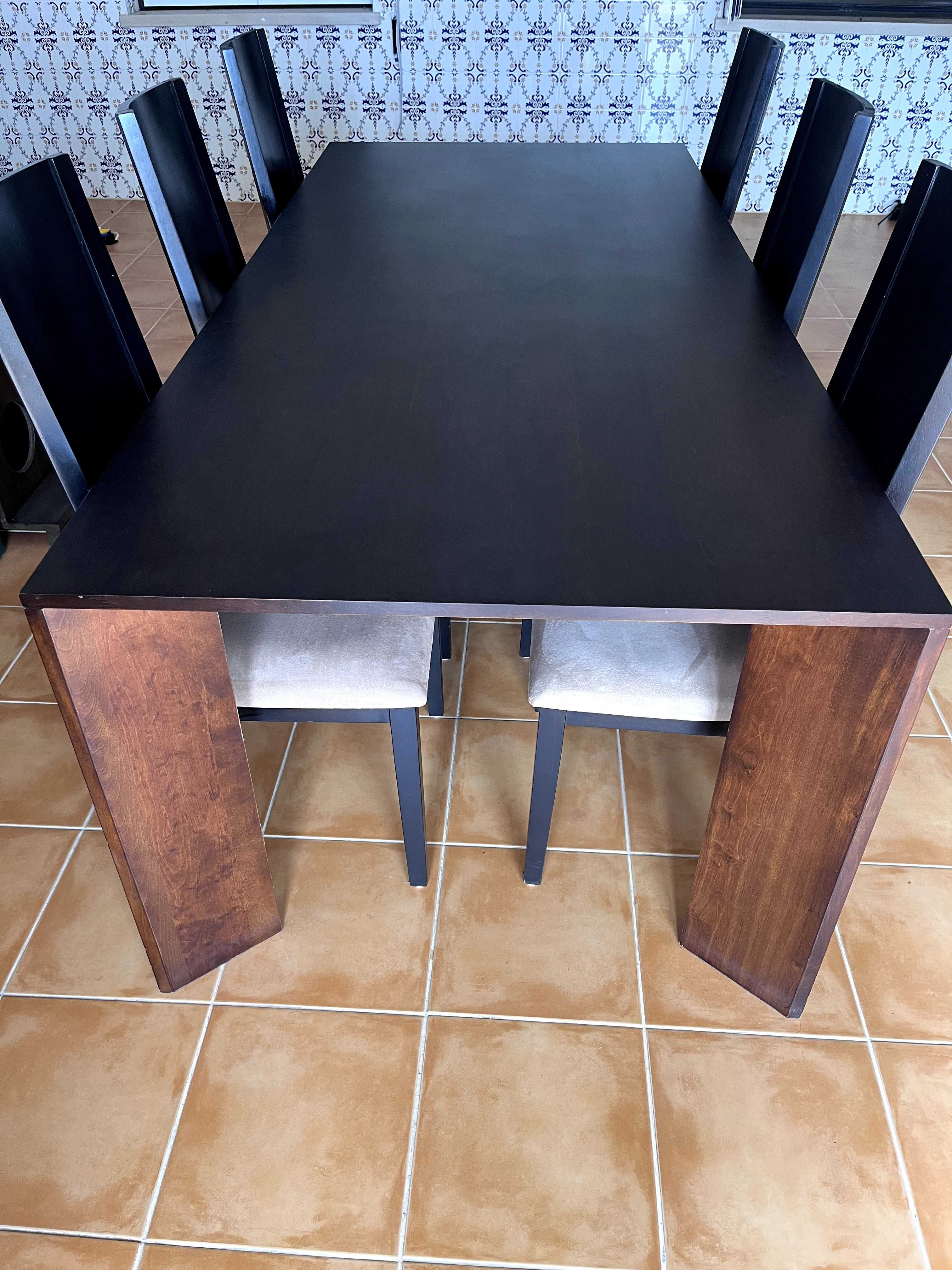 Mesa de Jantar em Madeira Maciça + 6 Cadeiras – Elegância e Qualidade