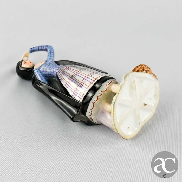 Figura Feminina biscuit Vista Alegre Trajes Regionais “Estremadura”