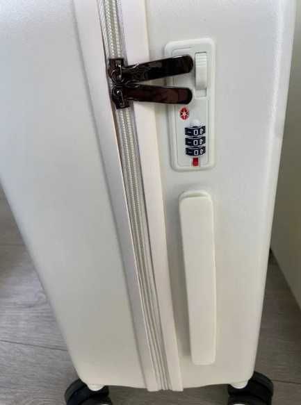 Walizka podróżna średnia twarda biała/kremowa 4 kółka na szyfr