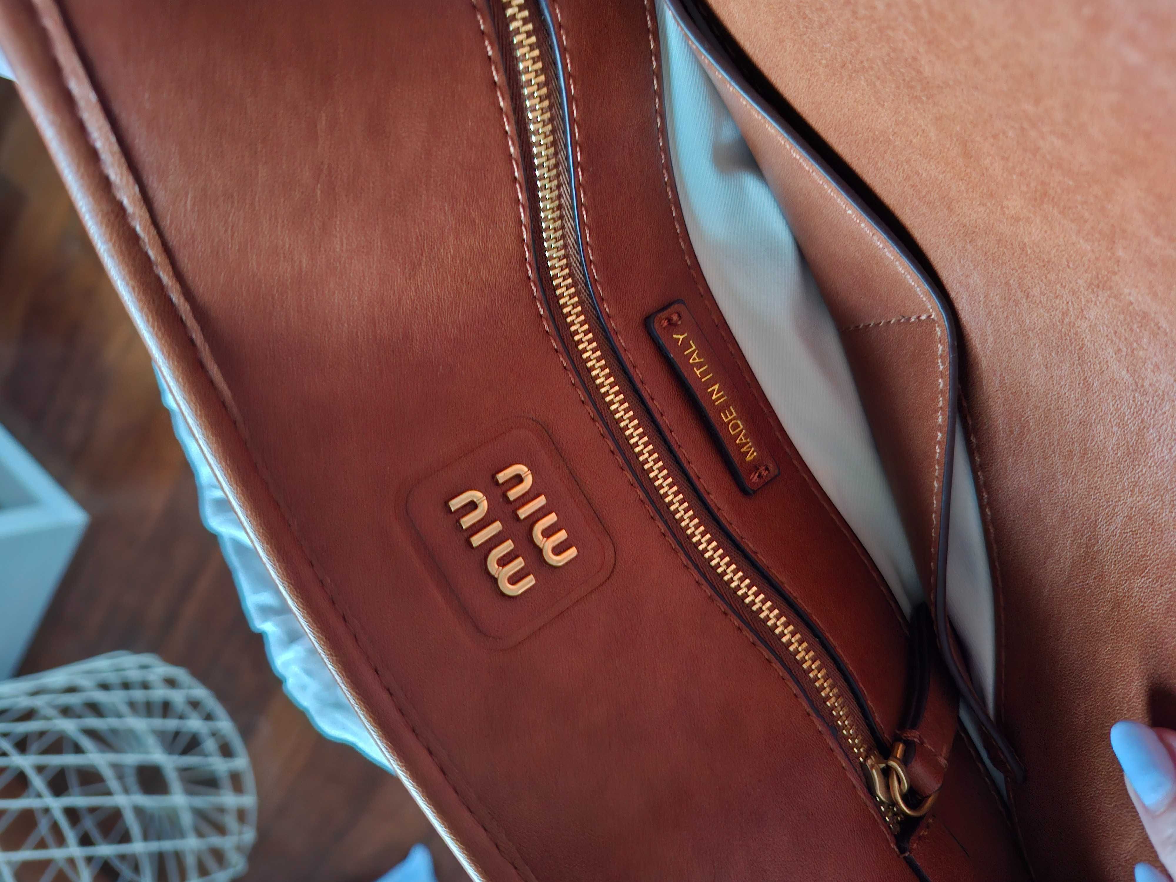 Bolsa Miu Miu Aventure (castanha)