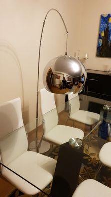 Mesa, cadeiras e candeeiros estilo moderno