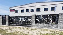 Brama ogrodzeniowa z wypełnieniem panelami aluminiowymi CNC.