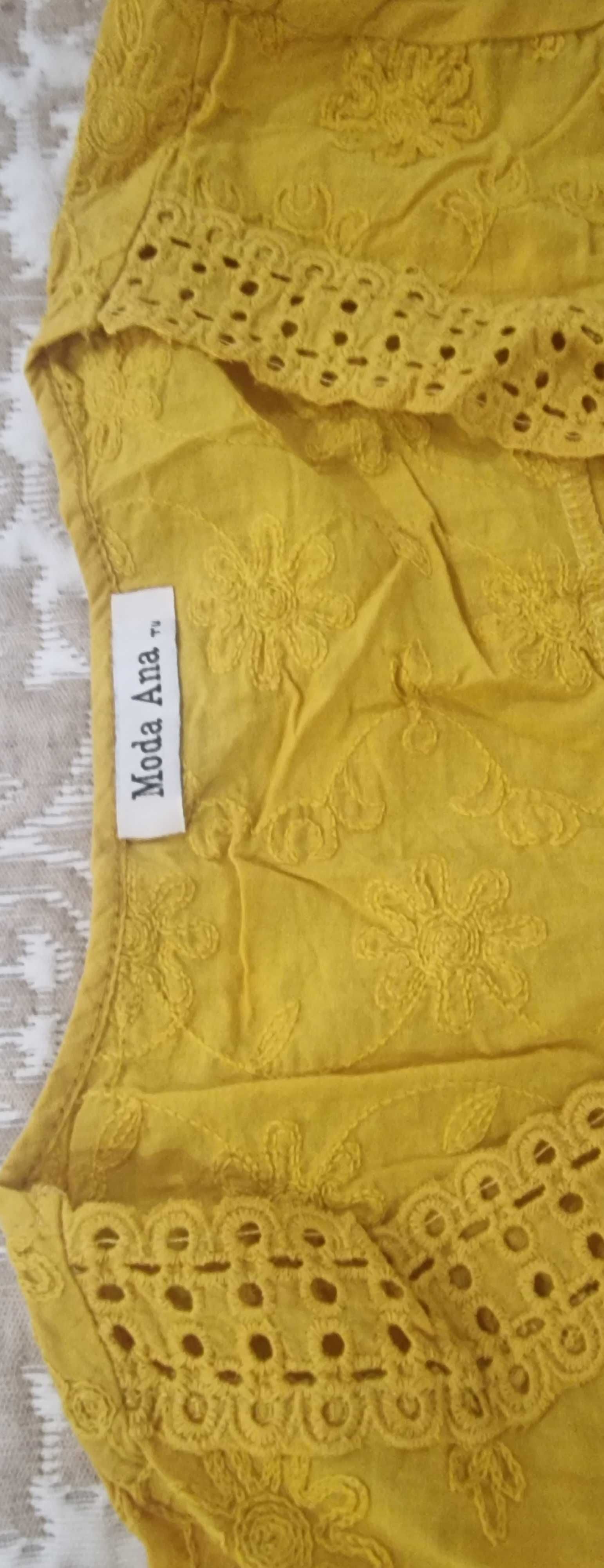 Vestido amarelo com bordado