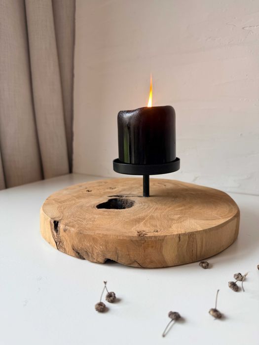 Świecznik na drewnianej podstawie. Duży drewniany świecznik. Mango.