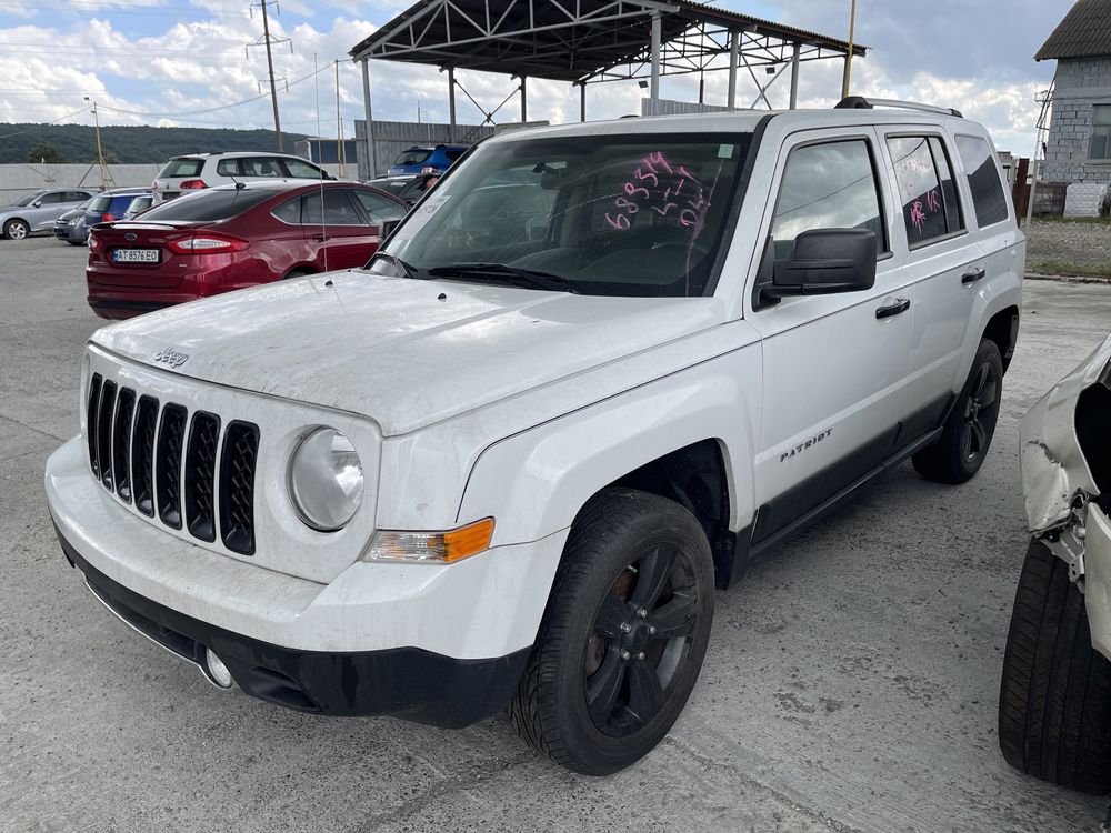 Розборка Шрот Запчастини капот крило двері Jeep Patriot колір PW7