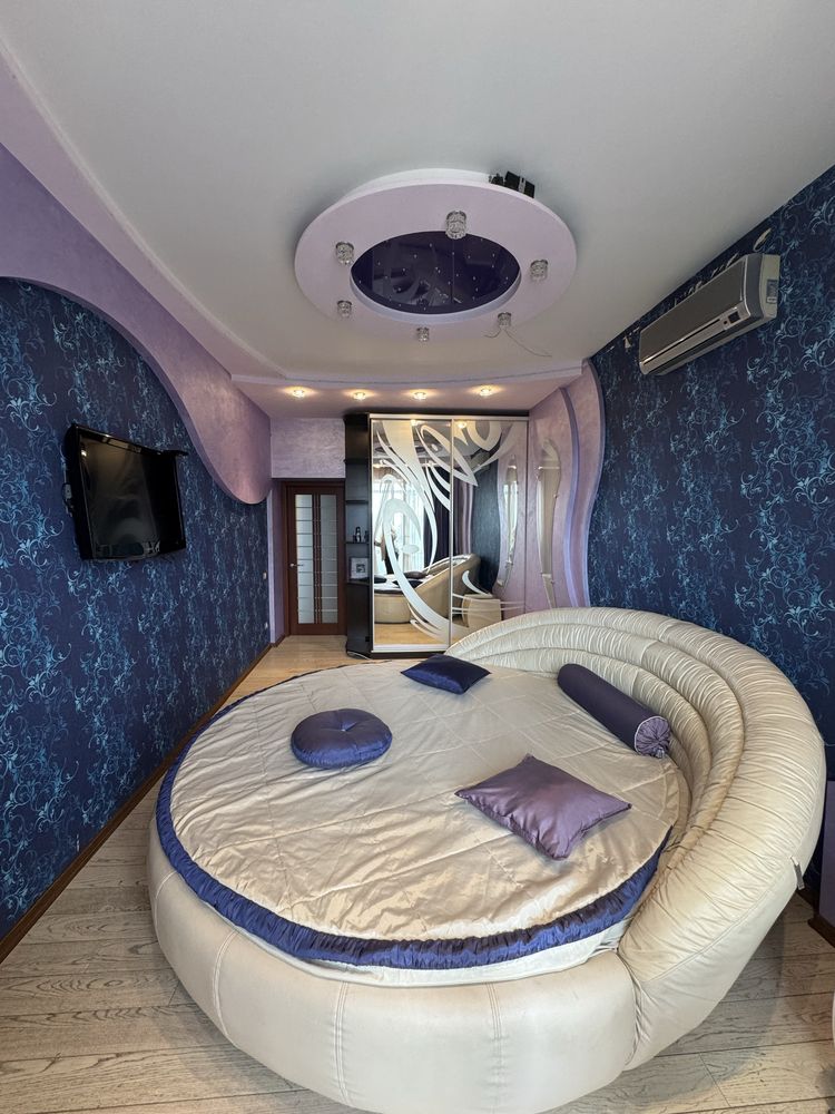 Продам 3 комн. квартиру 103м2 м.Защитников Украины,ул.Сомовская,12Б