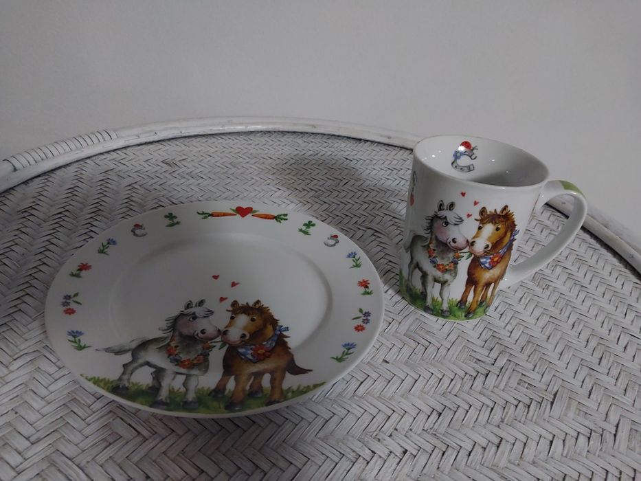 Kubek z talerzykiem w konie